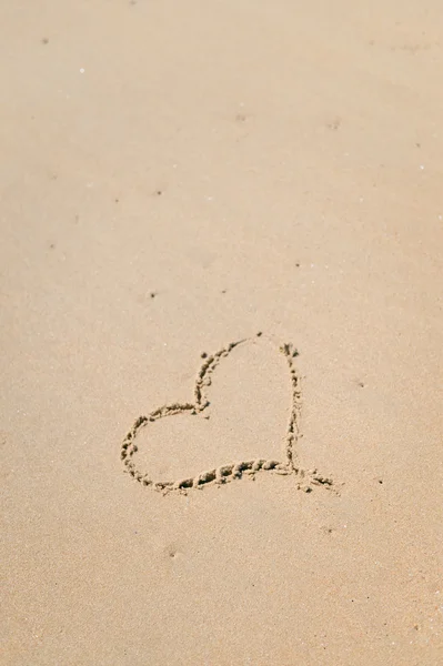 Vista superior del corazón del amor dibujando en la arena. Playa copia espacio fondo — Foto de Stock