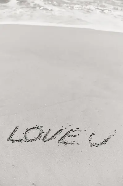 Miłość U Zarejestruj na tle mokry piasek plaża — Zdjęcie stockowe