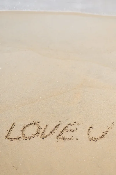 LOVE U signo sobre fondo de playa de arena mojada — Foto de Stock