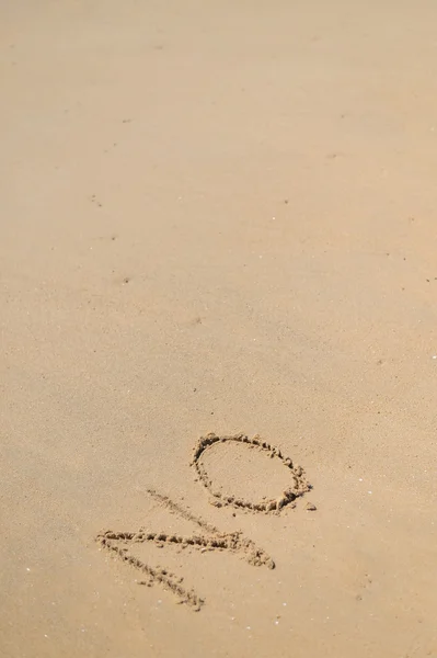 NO sinal escrito em areia na praia textura ensolarado fundo . — Fotografia de Stock