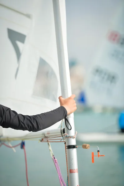 Hand met zeilboot mast op regatta — Stockfoto