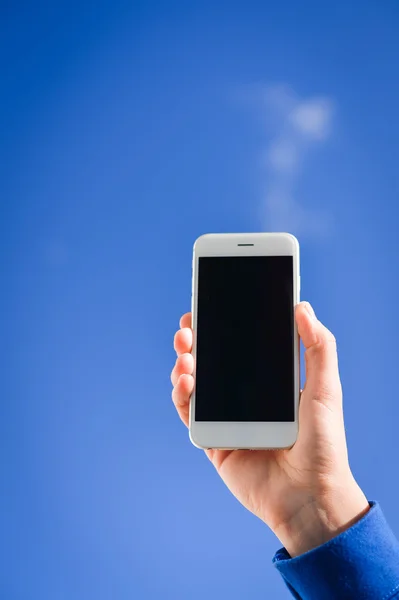 Nahaufnahme mit dem Smartphone, blauer Hintergrund — Stockfoto