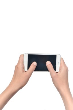 Fotoğrafta mobil akıllı telefon ile beyaz arka plan üzerinde eller