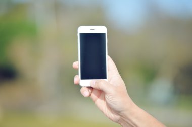 Bir akıllı telefon kullanan kişi yakın çekim