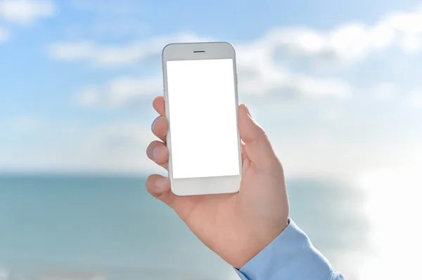 Nahaufnahme mit Smartphone in der Hand, Meerblick blauer Himmel weiße Wolken. — Stockfoto