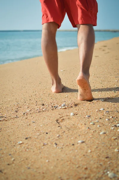 Caminhada masculina ou corrida na praia — Fotografia de Stock