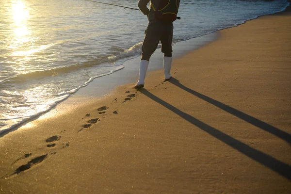 Pessoa em botas de borracha sobre praia do mar — Fotografia de Stock