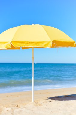 Tropikal plaj arka plan tatil çarpıcı üzerinde şemsiye