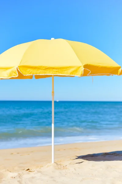 Paraguas en impresionantes vacaciones de fondo de playa tropical — Foto de Stock