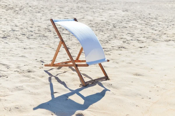 Vue arrière du transat sur une plage, arrière-plan ensoleillé et sablonneux — Photo