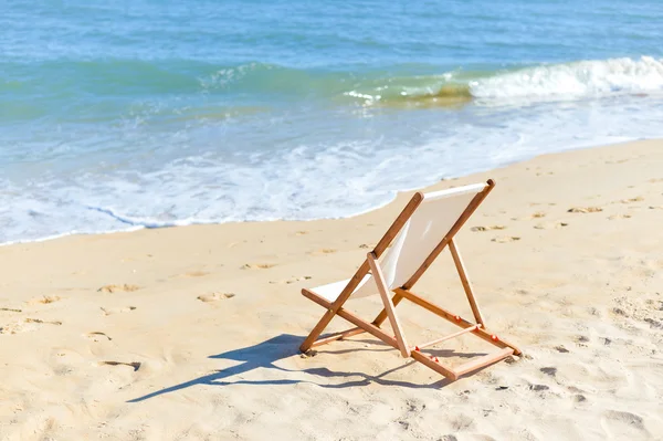 Hermoso paisaje de playa con silla para relajarse. Fondo de viaje — Foto de Stock