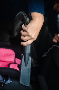 Portre üzerinde temizlik ve koltuklar vakumlama otomatik araba Servisi.