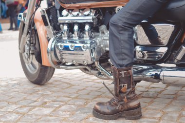 Açık havada arka plan üzerinde kişi ile motosiklet