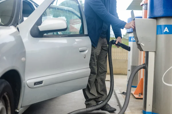 Person som använder självbetjäning automatisk biltvätt vakuum maskin. — Stockfoto