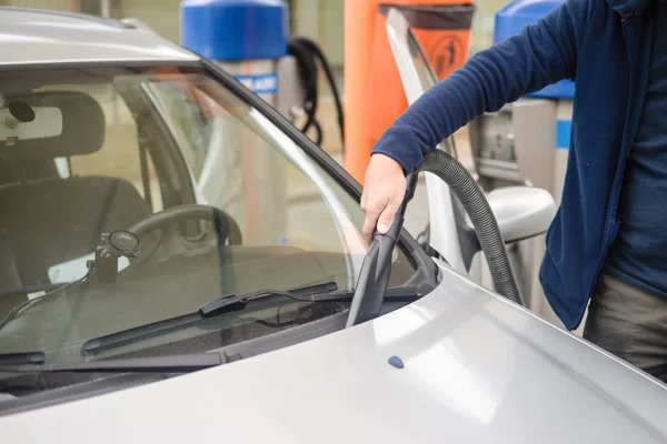 Person som använder självbetjäning automatisk biltvätt vakuum maskin. — Stockfoto