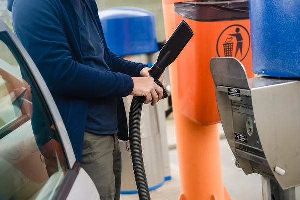 Persona que utiliza auto servicio automático de lavado de coches máquina de vacío. — Foto de Stock