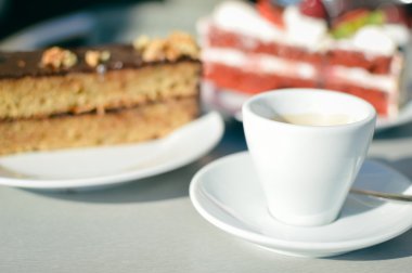Güneşli fincan kahve ve pasta Cafe