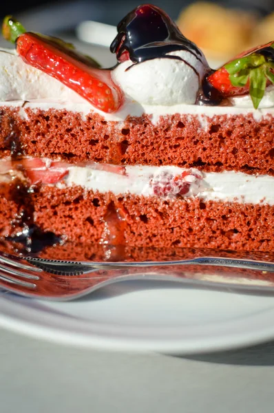 Closeup on chocolate cake with strawberries on a light background — Stock Photo, Image