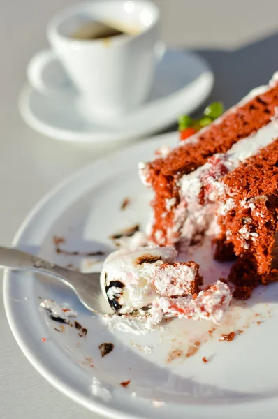 Sunny cup of coffee and cake in cafe on the table — Stock Photo, Image