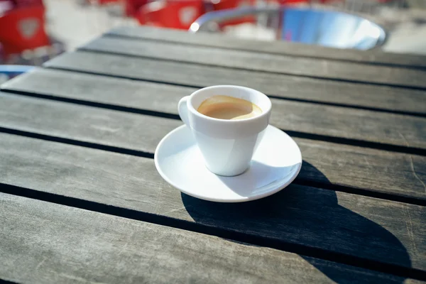 Primo piano su tazza di caffè su sfondo tavolo di legno — Foto Stock