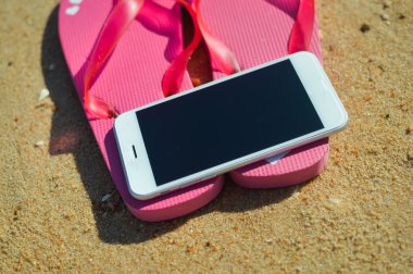 Beyaz ve kum okyanus plaj tatil kavramı, en iyi cep telefonu düz yatıyordu stili görüntülemek