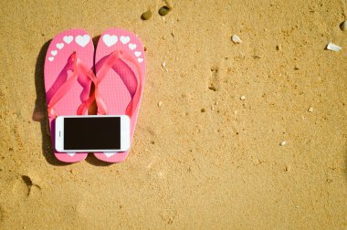 Akıllı telefon ile yaz sahilde kumlu arka plan açık havada