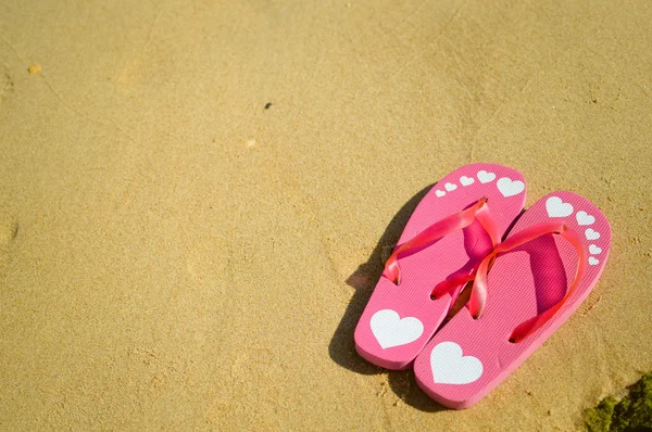 Vedere de sus a flip flops stânga pe fundal plajă de nisip — Fotografie, imagine de stoc