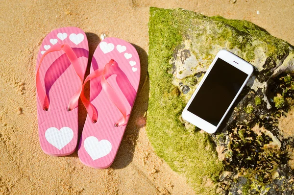 Playa de verano con teléfono inteligente sobre fondo arenoso al aire libre — Foto de Stock