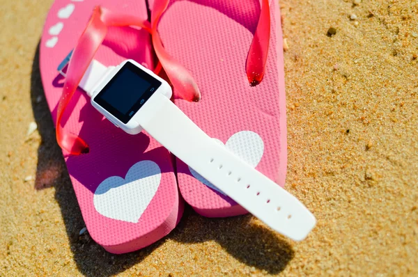 Playa de verano con teléfono inteligente sobre fondo arenoso al aire libre — Foto de Stock