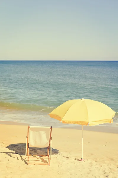 Chaise et parasol sur la plage tropicale magnifique arrière-plan vacances — Photo