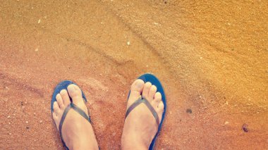 Plaj açık havada arka plan - ayaklarda flip floplar. Yaz tatili için fikirler