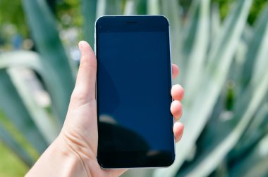 Mobil akıllı telefon kullanan kişi kapatın. Dokunmatik ekran cihaz
