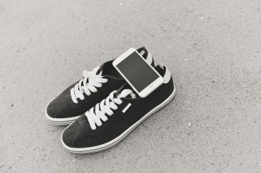 Closeup smartphone cep telefonu ile sahilde. Üst görüntülemek düz yatıyordu stili