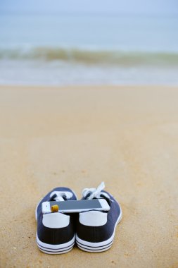 Mobil akıllı telefon kullanan kişi kapatın. Dokunmatik ekran cihaz