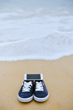 Mobil akıllı telefon kullanan kişi kapatın. Dokunmatik ekran cihaz