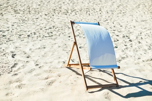 Back view of deckchair on a beach, sunny blue ocean outdoors background — Stock Photo, Image