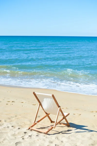 Vista trasera de la tumbona en Sandy Beach . — Foto de Stock