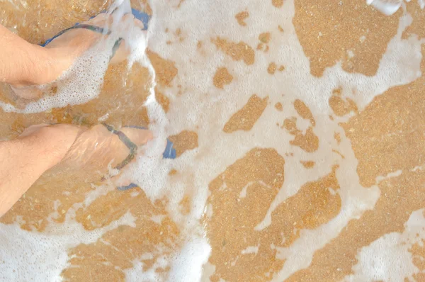 Zbliżenie na stopy, poza tło plaża piasek. Widok z góry, szczęśliwych chwil — Zdjęcie stockowe