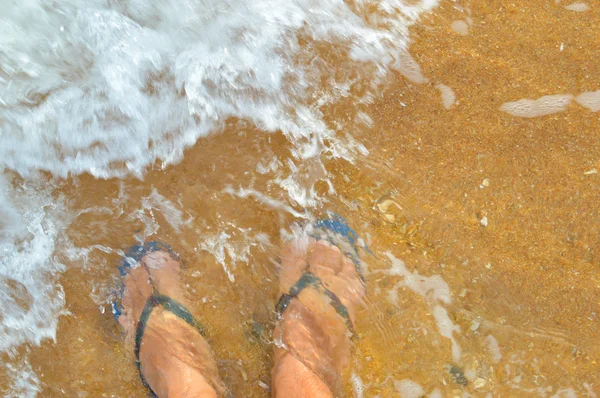 Top vista de perto do homem vestindo chinelos azuis andando ao longo da praia tropical oceano exótico — Fotografia de Stock