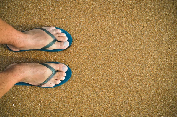 Closeup στα πόδια, έξω από την άμμο στην παραλία φόντο. Κάτοψη, χαρούμενες στιγμές — Φωτογραφία Αρχείου