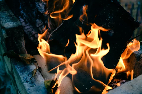 Fechar-se em chamas douradas de fogo — Fotografia de Stock