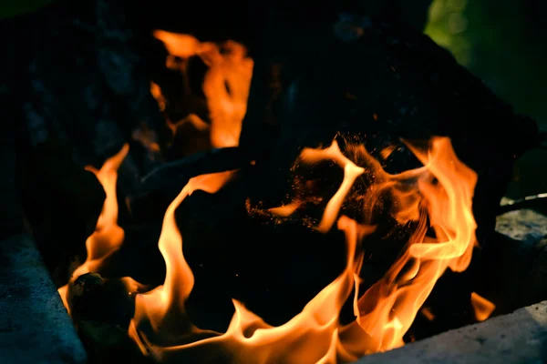 Fechar-se em chamas douradas de fogo — Fotografia de Stock