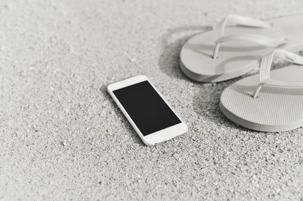 Μαύρο άσπρο φωτογραφία στο smartphone για το φόντο παραλία. Κορυφή δείτε closeup επίπεδη βάζει στυλ — Φωτογραφία Αρχείου