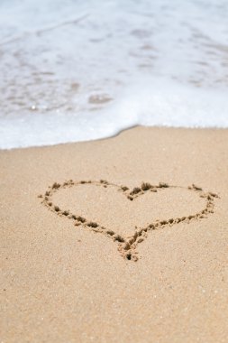 Üstten Görünüm aşk kalp kum üzerine çizilmiş. Arka plan kompozisyon.