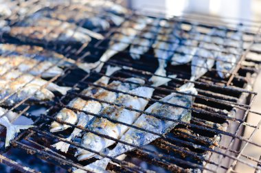 Uskumru Izgara Barbekü, düz yatıyordu, closeup üstten görünüm kızartma.