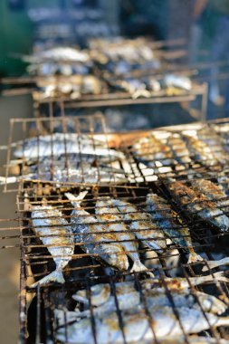 Uskumru Izgara Barbekü, düz yatıyordu, closeup üstten görünüm kızartma.