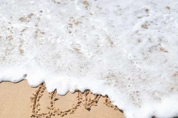 Widok z góry ręki znak romantyczny rysunek na plaży — Zdjęcie stockowe