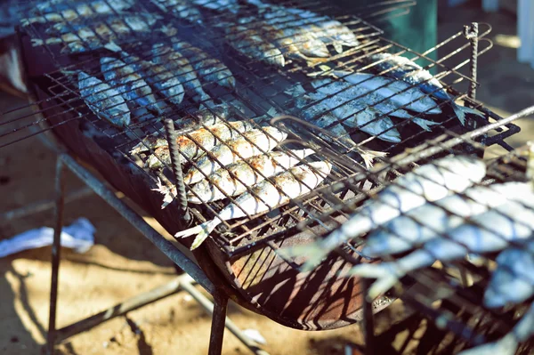 Makrela pečená na gril grilování, ploché ležel, detailní pohled shora — Stock fotografie