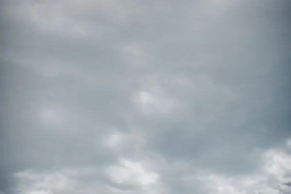 Grigio tempestoso scuro nuvole natura sfondo — Foto Stock