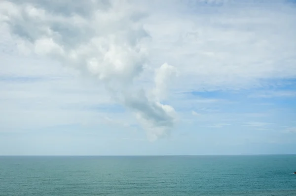 Tornado nacido durante el mal tiempo y la tormenta con el viento sobre el fondo del océano — Foto de Stock